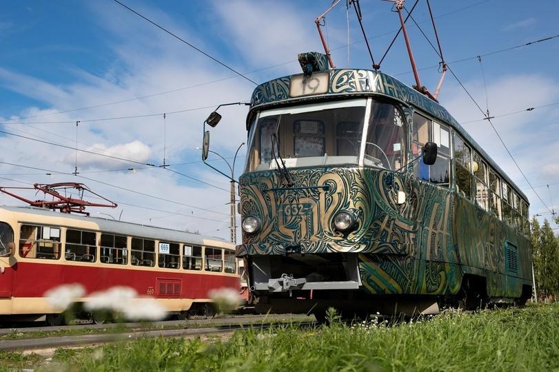 Екатеринбург,Россия,страны,трамвай,Вася Bas,шифр,художник,арт,стрит-арт,баяны