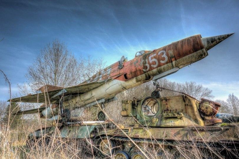 заброшенное,оружие,военная техника,Германия,страны,фото,ГДР,танк,самолет,вертолет,длиннопост,т-34-85,Ми-8,МиГ-21,МиГ-23,эстетика ебеней,Military Photos,разное,брошенные вертолёты