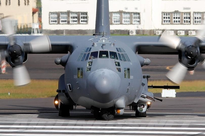оружие,C-130,оружие фото,авиация,самолет,Lockheed hercules,боевая авиация,аэродром,пушка,самолёт поддержки пехоты,рулёжная дорожка,AC-130U,105 мм,30 мм,пулемёт Гатлинга,С-130,7.62 мм,марево,Military Photos,разное,Spooky,видео,video