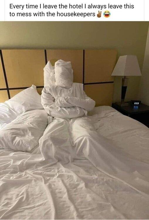 ﻿Every time I leave the hotel I always leave this to mess with the housekeepers,funny pictures,pillow,Прикольные картинки,подушка