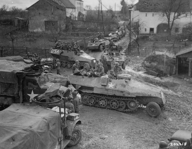 ﻿ Mil ¡ l lili ',military,Вторая мировая война,World War II, The Second World War,бмп,трофей,США,страны,Германия,черно-белое фото,фото,война,бронетехника,Sd.Kfz.251,ганомаг,1945