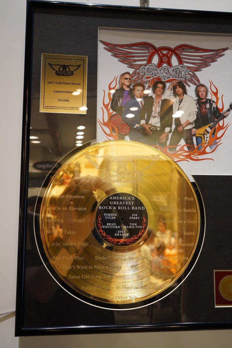 ﻿24KT Gold Plated Record Limited Editio' 926/2500 02006 Rag Doll Merchandising, mm&s. fet Emotion 'jPpr AMERICA’S Y GREATEST TROCK & ROLL BAND Ave in an Elevator JOE PERRY STEVEN TYLER TOM HR AD TOM \ yWHITFORD 1JAMILTON JOEY KRAMER sfaA Livin’ on the Edge >n’t Want to Miss Same