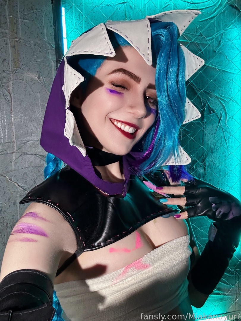 MiakanaYuri,Mik Allen, MiakanaCherry, mikxcherry,Jinx,Джинкс,League of Legends,Лига Легенд,фэндомы,Cosplay Erotica,косплей,LoL Cosplay,Arcane (LoL),miakanayuri,Jinx,League of Legends,fandoms,ero cosplay,cosplay,LoL Cosplay,Arcane (LoL),LoL Ero,поза с приподниманием булок