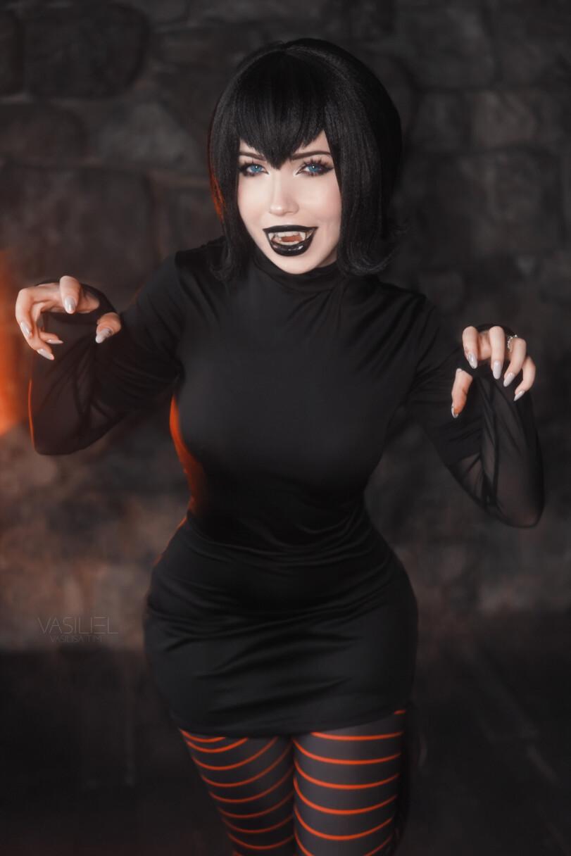 Vasiliel,Mavis Dracula,Hotel Transylvania,Монстры на каникулах,Мультфильмы,Мультсериалы, Cartoons,cartoon ero,Erotica cosplay,косплей,поза с приподниманием булок,под катом продолжение,Vasiliel,Mavis Dracula,Hotel Transylvania,,cartoon ero,ero cosplay,cosplay,buttocks up,длиннопост